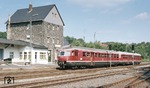 Der Akku-Triebwagen 517 003 (Spitzname "Limburger Zigarre") hat den Bahnhof Steinefrenz auf der Strecke Limburg - Siershahn erreicht. (07.07.1982) <i>Foto: Peter Schiffer</i>