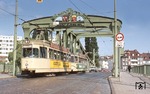 Die Linie 2 überquert die Geestebrücke von 1904 in Bremerhaven. (29.07.1982) <i>Foto: Peter Schiffer</i>