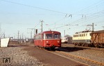 795 445 ist am Haltepunkt Köln-Geldernstraße/Parkgürtel als  Personalzug für die DB-Mitarbeiter des Aw/Bw Köln-Nippes unterwegs. Daneben kreuzen sich eine 140 und ein S-Bahnzug (BR 420) der Linie S 11 nach Bergisch-Gladbach. (18.02.1983) <i>Foto: Peter Schiffer</i>