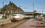 103 165 fährt vor IC 177 "Mont Blanc" (Hamburg - Genf) in den Bahnhof Hamburg-Harburg ein. (29.07.1982) <i>Foto: Peter Schiffer</i>