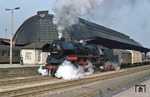 58 3005 (Bw Glauchau) mit Dg 51433 vor der 1911 erbauten Bahnhofshalle von Gera Hbf. (13.10.1977) <i>Foto: Peter Schiffer</i>