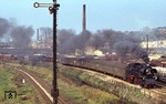 65 1031 räuchert vor P 9075 nach Altenburg durch den Bahnhof Gera-Süd. (13.10.1977) <i>Foto: Peter Schiffer</i>