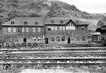 Ein heute eher unbekanntes Bahnbetriebswerk war das Bw Linz (Rh), etwa auf halber Strecke zwischen Gremberg und Oberlahnstein. Das Bild des Dienstgebäudes entstand kurz vor der Auflösung als eigenständige Dienststelle, die am 01.11.1954 erfolgte. Das Bw wurde zur Außenstelle des Bw Oberlahnstein. (1951) <i>Foto: Fischer</i>