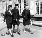 Drei ausgesuchte Damen für das Fotoshooting zur Anwerbung neuen (weiblichen) Personals für die Reichsbahn. (1943) <i>Foto: RVM (Bandelow)</i>