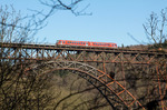 Den renovierungsbedürftigen Zustand von Deutschlands höchster Eisenbahnbrücke dokumentiert diese Teleaufnahme mit einer 628-Einheit, die als RB 31700 von Solingen nach Remscheid unterwegs ist. (04.03.2013) <i>Foto: Wolfgang Bügel</i>