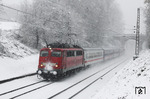 Eine ordentliche Verspätung des ICE-Ersatzzuges 2862 nach Bonn ließ den ausharrenden Fotografen ein Schneemann-ähnliches Aussehen annehmen, bis 115 459 bei Gruiten endlich um die Ecke kam. Immerhin überstand die Kamera auch Nässe und Kälte unbeschadet. (05.12.2010) <i>Foto: Joachim Bügel</i>
