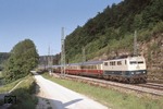 Mittlerweile auf der Abschussliste gelandet, war die Baureihe 111 in den 1980er Jahren selbst im hochwertigen Fernverkehr unentbehrlich, wie hier mit IC 550 "Veit Stoss" (München - Kassel) bei Solnhofen. (27.05.1982) <i>Foto: Peter Schiffer</i>