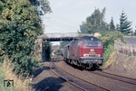 Bedingt durch Bauarbeiten ist 215 128 bei Kierberg auf dem "falschen" Gleis unterwegs. (02.09.1982) <i>Foto: Peter Schiffer</i>