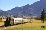 169 002 auf ihrer bayerischen Stammstrecke vor N 6614 nach Murnau bei Oberammergau. Die 1909 gebaute Lok blieb beim DB-Museum in Nürnberg erhalten. (17.10.1977) <i>Foto: Peter Schiffer</i>