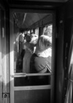 Reisende im Holland-Skandinavien-Express (F 191). (26.08.1955) <i>Foto: Walter Hollnagel</i>