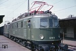 Im Frühjahr 1968 wurden überraschenderweise alle vier E 19 von Nürnberg zum Bw Hagen-Eckesey versetzt. Offenkundig hatte man in Hagen zu den alten Loks aus Bayern noch wenig Vertrauen, lief doch die obligatorische Zuglok 141 298 als aufgebügelte "Angstlok" bei der Personalschulungsfahrt mit E 19 11 am E 4713 beim Halt in Wuppertal-Oberbarmen mit. (11.04.1968) <i>Foto: Wolfgang Bügel</i>