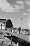 Hier war die neu erbaute Dag-Hammarskjöld-Fußgängerbrücke über den Bahnhofsvorplatz am Bahnhof Hamburg-Dammtor für den Fotografen interessanter als die E 40, die durch den Bahnhof fuhr. (06.1964) <i>Foto: Walter Hollnagel</i>