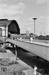 Motiv mit der neuen Dag-Hammarskjöld-Fußgängerbrücke am Bahnhof Hamburg Dammtor und der im Bahnhof eingefahrenen V 200 035. (06.1964) <i>Foto: Walter Hollnagel</i>