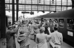 "Großer Bahnhof" bei der Verabschiedung Hamburger Jugendlicher zu einem Ferienaufenthalt auf Sylt. Der mäßige Fahrkomfort der B3yg-Wagen dürfte dabei eine untergeordnete Rolle gespielt haben. (13.09.1957) <i>Foto: Walter Hollnagel</i>
