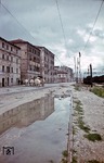 Auch der Tristesse versuchte Walter Hollnagel noch einen künstlerischen Anstrich zu geben, wie bei dieser Spiegelung einer Häuserzeile nahe des Bahnhofs von Ancona, von denen nur noch die Außenfassaden stehen. (1944) <i>Foto: Walter Hollnagel</i>