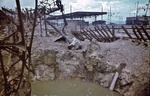 Eine Luftmine mit gewaltiger Zerstörungskraft riss einen Krater in das Gleisfeld des Bahnhofs von Ancona, wobei geborstene Wasserleitungen und Grundwsser schnell einen See bildeten. (1944) <i>Foto: Walter Hollnagel</i>
