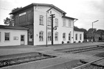 Der Bahnhof Owschlag an der Strecke Rendsburg - Flensburg. Bis 1954 existierte von hier auch ein Bahnanschluss der Eckernförder Kreisbahnen nach Eckernförde. (1952) <i>Foto: Walter Hollnagel</i>