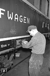 Auch das äußere Ambiente muss stimmen. Dafür sorgt dieser Anschriftenmaler an einem frisch hauptuntersuchten Schlafwagen bei der DSG in Hamburg-Langenfelde. (20.04.1956) <i>Foto: Walter Hollnagel</i>