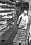 Der Vorrat im Brotkeller der DSG definiert sich über den ovalen Laib und ein Kastenbrot. Ausgeliefert werden die Brotlaibe in großen Weidenkörben, die man so den Bediensteten im Speisewagen übergab. (20.04.1956) <i>Foto: Walter Hollnagel</i>