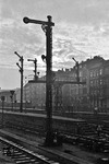 Hauptsignalansammlung im Bahnhof Hamburg-Altona. (1952) <i>Foto: Walter Hollnagel</i>