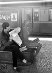 Echter und falsche Reisende auf dem Bahnsteig in Rissen. (12.11.1970) <i>Foto: Walter Hollnagel</i>