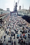 "Großer Bahnhof" an der Columbuskaje in Bremerhaven, als die neue "Bremen" zur Jungfernfahrt nach New York bereitliegt. (09.07.1959) <i>Foto: Walter Hollnagel</i>