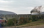 Eine ölgefeuerte 44er (043) des Bw Kassel mit Dg 6761 (Hamm Rbf - Kassel Rbf) auf dem 482 m langen Altenbekener Viadukt. (01.11.1968) <i>Foto: Wolfgang Bügel</i>