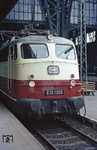Die 1963 in Dienst gestellte E 10 1308 vor dem "Rheinpfeil" in Frankfurt Hbf.  (05.11.1968) <i>Foto: Wolfgang Bügel</i>