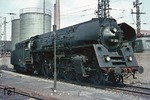 01 520 wurde Anfang 1964 aus 01 162 rekonstruiert. Die Erfurter Lok ergänzt hier im Bw Bebra ihre Ölvorräte. (02.05.1970) <i>Foto: Wolfgang Bügel</i>