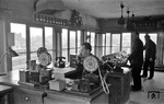 Blick in das Fahrdienstleiterstellwerk "Hnt" ("Harburg Nordturm") in Hamburg-Harburg mit den damals zur Nachrichtenübermittlung üblichen Morsetelegrafen. (30.04.1948) <i>Foto: Walter Hollnagel</i>