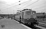 Letzte Absprachen zwischen Zug- und Lokführer, dann geht die Fahrt mit der nagelneuen E 10 1242 (Abnahme 02.04.1962) im Stuttgarter Hauptbahnhof los. (04.06.1962) <i>Foto: Walter Hollnagel</i>
