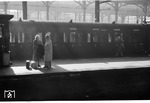 Stimmungsvolle Bahnsteigszene mit dem letzten Triebwagen der Reihe ET 99 für Wechselstrom (25 Hz - 6 KV) in Hamburg-Altona. (20.05.1955) <i>Foto: Walter Hollnagel</i>
