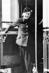 Diese freundliche Zugschaffnerin lächelt vermutlich aus einem ET/ES 65 im Großraum Stuttgart. (1942) <i>Foto: RVM (Steiner)</i>
