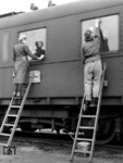 Auch im Krieg muss das äußere Ambiente stimmen: Reinigungsarbeiten an einem Reisezugwagen in Berlin. (1942) <i>Foto: RVM (Ittenbach)</i>