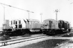 Die mobilen Transformatoren "Augsburg 700 928" und "700 929" in einem Umspannwerk bei Augsburg, die behelfsmäßig für die Aufnahme des elektrischen Betriebes auf der Strecke Augsburg - Treuchtlingen - Nürnberg eingesetzt wurden. (1935) <i>Foto: RVM</i>