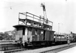 Auch das Besteigen dieser Leiter dürfte jeden Arbeitsschützer erfreuen: Fahrleitungswagen "Stuttgart 705 102" mit einer pr. P8 auf einem Stuttgarter Vorortbahnhof. (1938) <i>Foto: RVM</i>