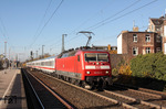 Die Drehstromloks der Baureihe 120 sind nur noch sporadisch vor Fernverkehrsleistungen anzutreffen. Im November 2012 zog 120 143 eine Leerwagengarnitur durch Düsseldorf-Oberbilk.  (14.11.2012) <i>Foto: Wolfgang Bügel</i>