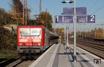 Die Linie S 6 von Essen Hbf nach Köln-Nippes ist die letzte NRW-Linie, die zu 100% mit x-Wagen und der Baureihe 143 bedient wird. 143 288 fährt hier auf dem Weg nach Köln in den neu umgebauten S-Bahnhof Düsseldorf-Rath ein. (14.11.2012) <i>Foto: Wolfgang Bügel</i>