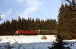220 061 mit einem Eilzug von Hof nach Stuttgart bei Falls. (05.02.1972) <i>Foto: Peter Schiffer</i>