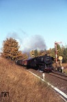 044 412 (44 412 vom Bw Weiden) mit einem Güterzug nach Bayreuth am Einfahrsignal aus Richtung Trebgast bei Neuenmarkt-Wirsberg. (14.10.1972) <i>Foto: Peter Schiffer</i>