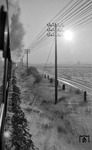 Auf dem Weg von Hamburg nach Rendsburg gelang Walter Hollnagel diese stimmungsvolle Aufnahme aus dem Zug. (18.03.1953) <i>Foto: Walter Hollnagel</i>
