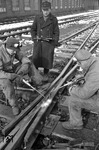 Schweißarbeiten am Herzstück einer Weiche in Hamburg-Altona. (02.1954) <i>Foto: Walter Hollnagel</i>