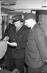 Deutsches und dänisches Zugpersonal bei der Dienstübergabe in Großenbrode. (06.1955) <i>Foto: Walter Hollnagel</i>