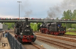 89 6024 absolvierte die zahllosen Führerstandsmitfahrten für die Besucher des DDM, daneben 23 1019 des Lausitzer Dampflokclubs Cottbus. (19.05.2013) <i>Foto: Joachim Bügel</i>