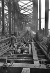 Wiederherstellung des 3. und 4. Brückengleises auf der Hohenzollernbrücke zwischen Köln Hbf und -Deutz. (17.04.1959) <i>Foto: Fischer</i>