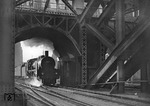 17 071 (Bw Dortmund Hbf) hat soeben den Kölner Hauptbahnhof verlassen und fährt vor E 110 in die imposante Hohenzollernbrücke ein. (1929) <i>Foto: RBD Köln (Felten)</i>