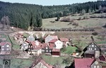 Ein Bild, als wäre die Zeit in den 1930er Jahren stehengeblieben: 94 1670 mit P 19088 (Schleusingen - Suhl) über den Dächern von Hirschbach. (14.04.1974) <i>Foto: Wolfgang Bügel</i>