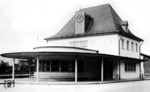 Im Jahre 1935 wurde das alte Empfangsgebäude von Braubach aus dem Jahre 1862 durch diesen zeitgenössischen Neubau ersetzt. (1935) <i>Foto: RVM</i>