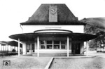 1935 wurde der Bahnhof Braubach komplett umgebaut. Die alten Stellwerke standen so ungünstig, dass der Fahrweg nicht richtig eingesehen werden konnte. Gleichzeitig erfolgte der Zugang zu den Bahnsteigen höhengleich über die Gleise, was auf der vielbefahrenen rechten Rheinstrecke nicht ungefährlich war. Nach einer Gleisverlegung, wurden ein neuer Bahnhof (Bild) mit Unterführung zu den Bahnsteigen gebaut. Gleichzeitig errichtete man zwei neue Stellwerke jeweils an den Bahnhofsenden. (1935) <i>Foto: RVM</i>