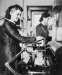 An der Fahrkartendruckmaschine in der Fahrkartenausgabe des Frankfurter Hauptbahnhofs steht diese Reichsbahnerin. (1938) <i>Foto: RVM (Trost)</i>